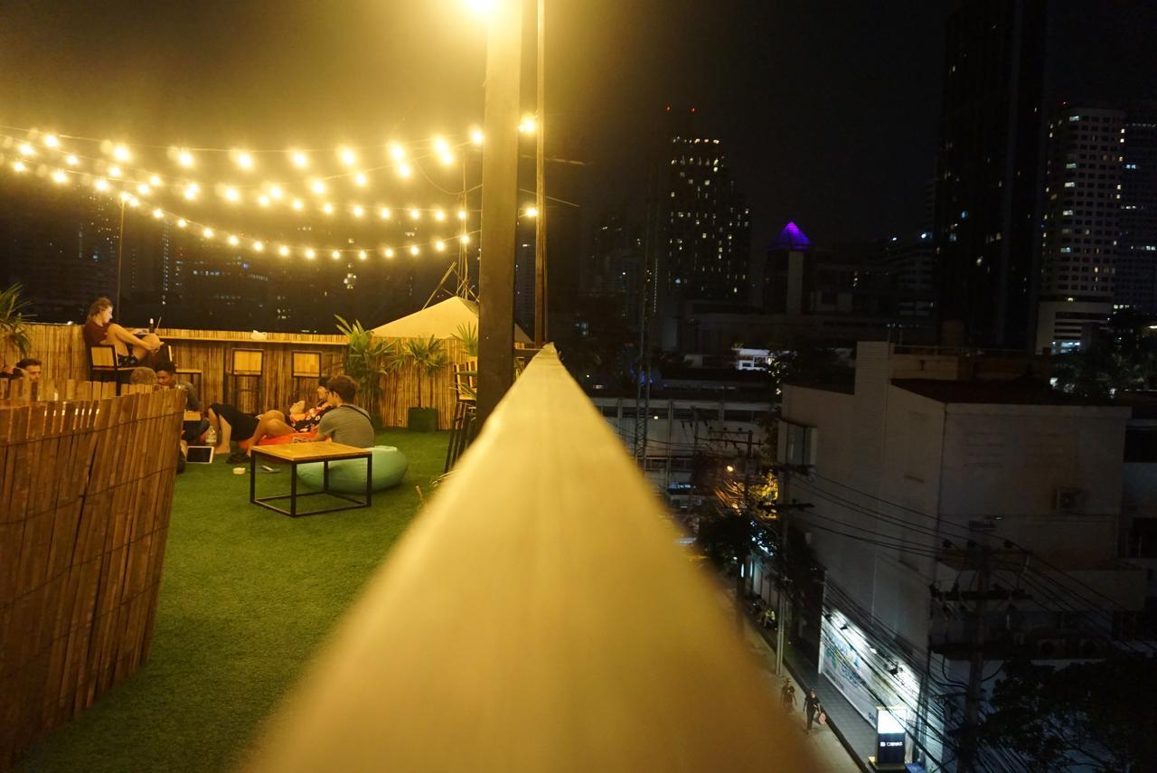 Revolution Hostel Asoke Bangkok Exterior foto