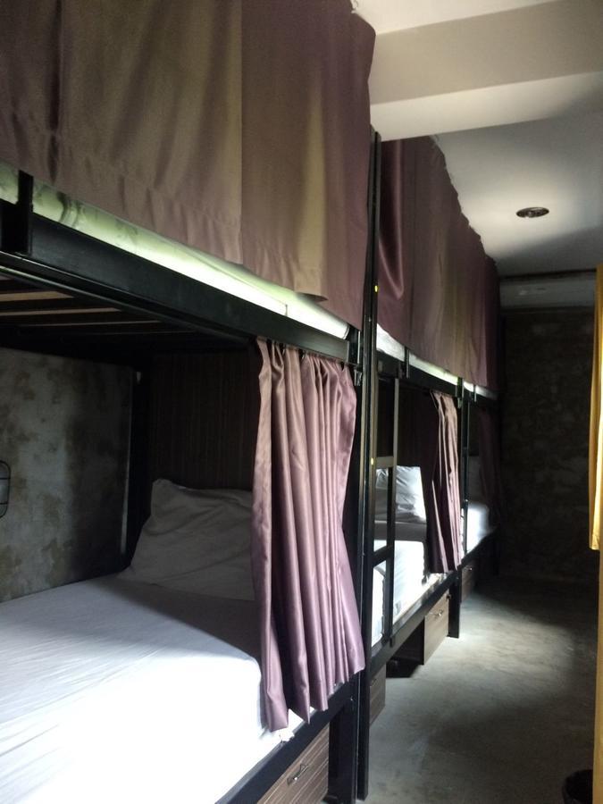 Revolution Hostel Asoke Bangkok Exterior foto
